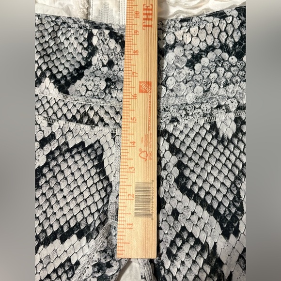 Varley High Waist Chic White and Gray Snake Print Fabric Leggings. Size M - Picture 13 of 13